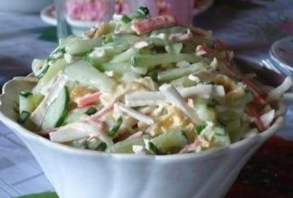 Салат с крабовыми палочками и жареным яйцом