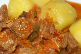 Гуляш с солеными огурцами