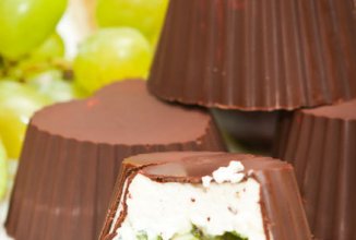 Творожки с фруктами в шоколаде