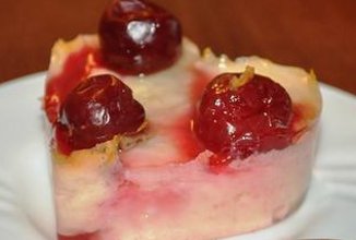 Творожное пирожное с ягодами
