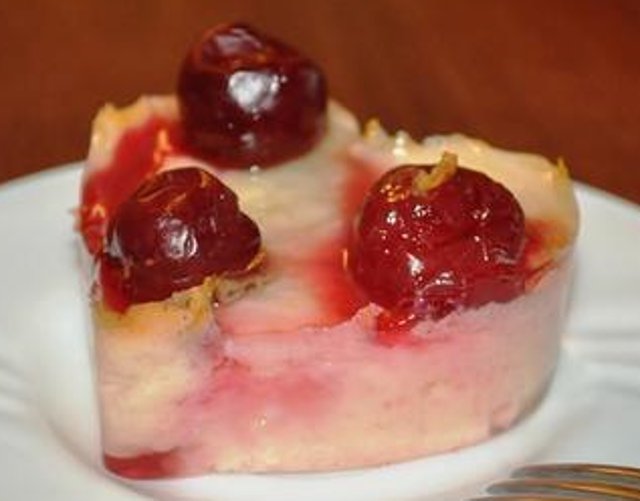 Творожное пирожное с ягодами