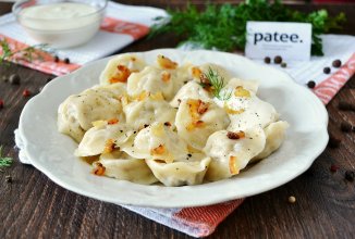 Домашние пельмени с жареным луком