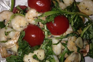Салат с креветками, Черри и шпинатом