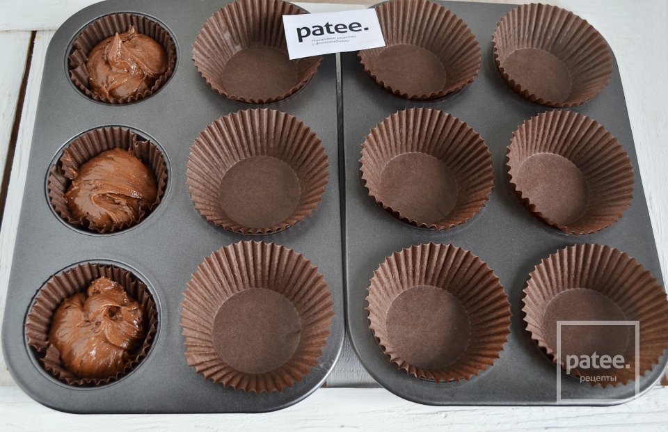 Шоколадно-ромовые капкейки со сливочным кремом - Шаг 12