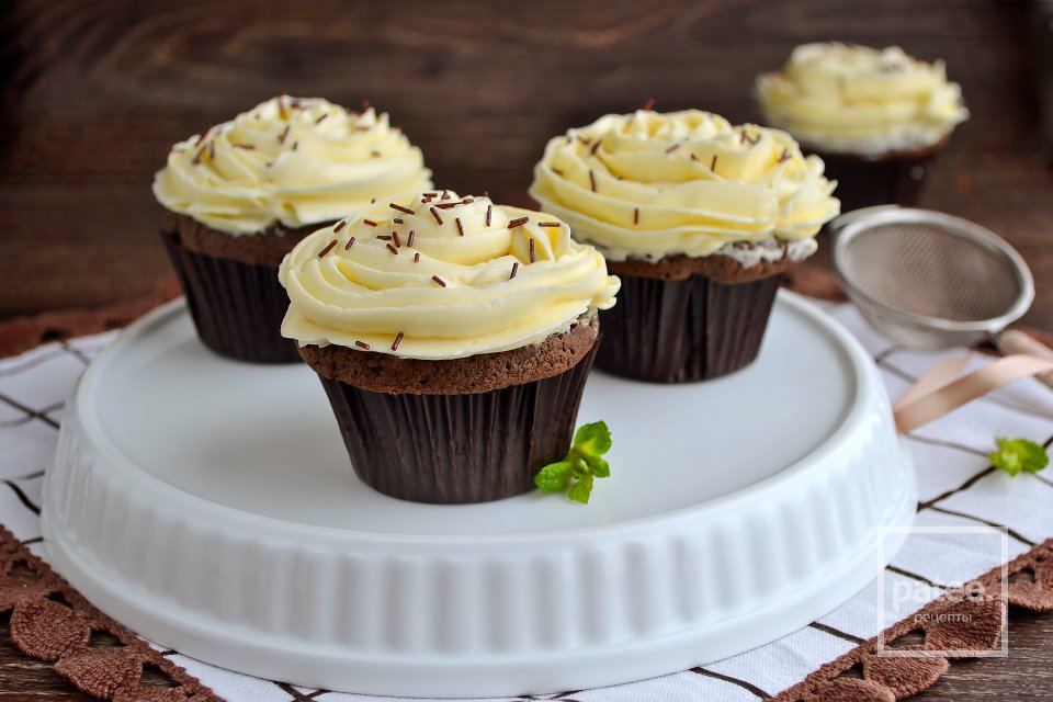 Шоколадно-ромовые капкейки со сливочным кремом - Шаг 17