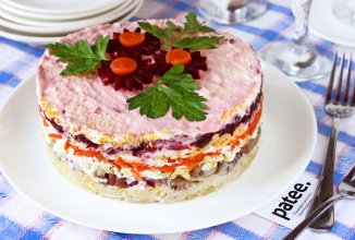 Слоёный салат с сельдью, сыром и свёклой