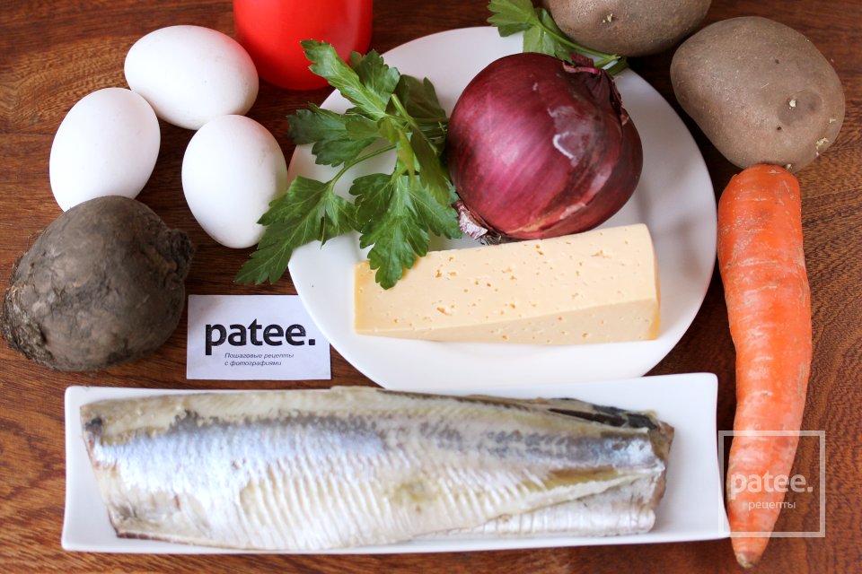 Слоёный салат с сельдью, сыром и свёклой - Шаг 1