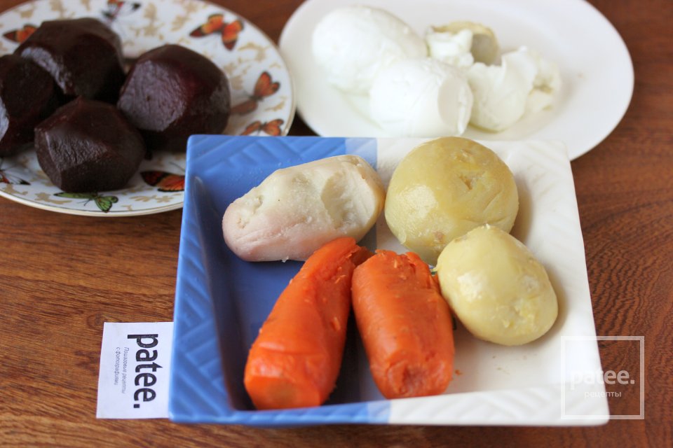 Слоёный салат с сельдью, сыром и свёклой - Шаг 2