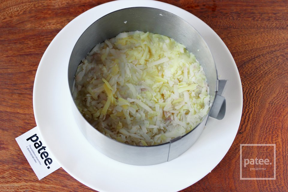 Слоёный салат с сельдью, сыром и свёклой - Шаг 3