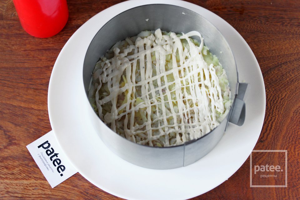 Слоёный салат с сельдью, сыром и свёклой - Шаг 4