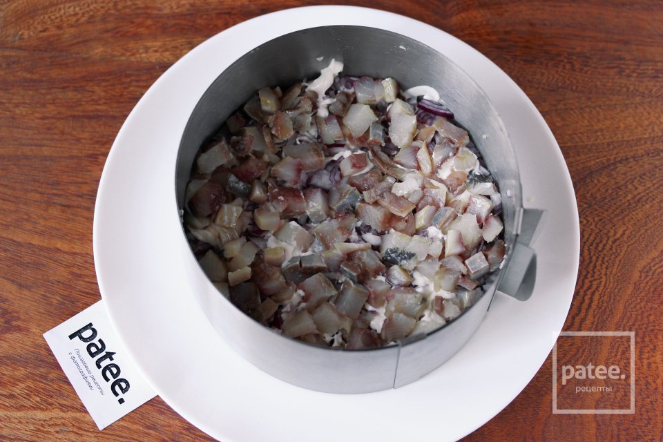 Слоёный салат с сельдью, сыром и свёклой - Шаг 6