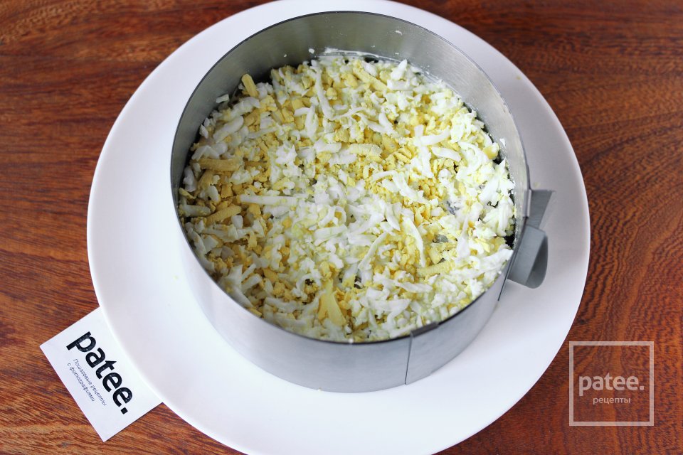 Слоёный салат с сельдью, сыром и свёклой - Шаг 7