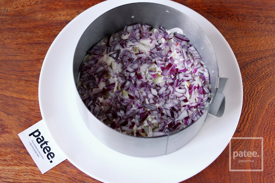 Слоёный салат с сельдью, сыром и свёклой - Шаг 5