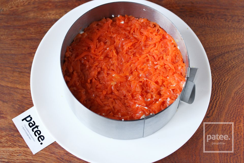 Слоёный салат с сельдью, сыром и свёклой - Шаг 8