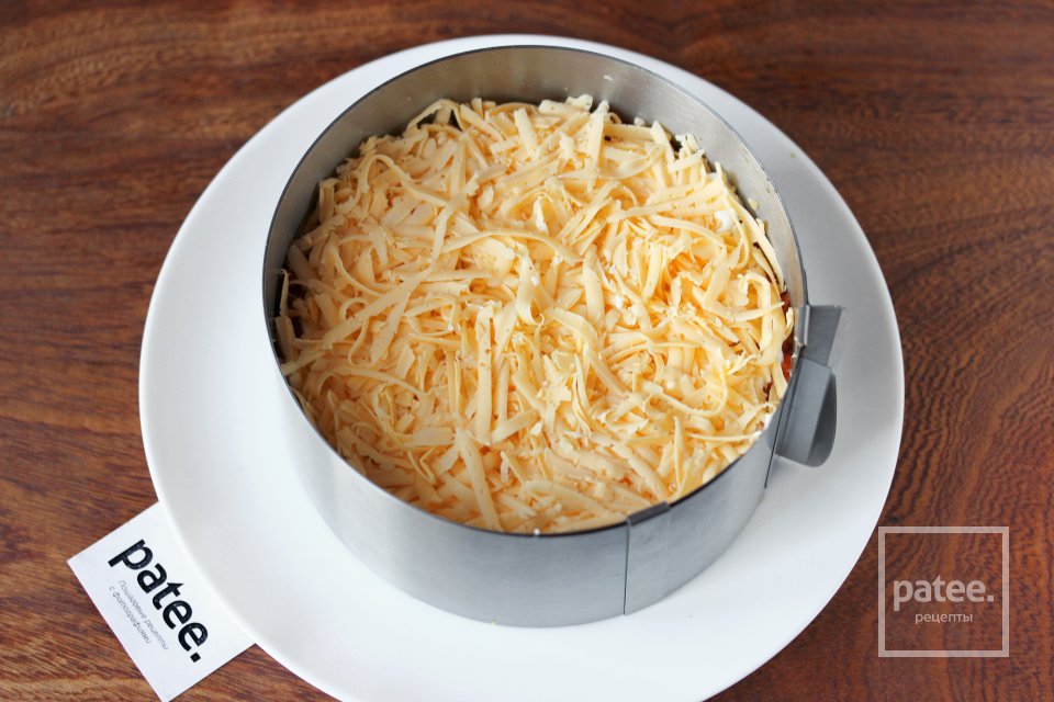 Слоёный салат с сельдью, сыром и свёклой - Шаг 9