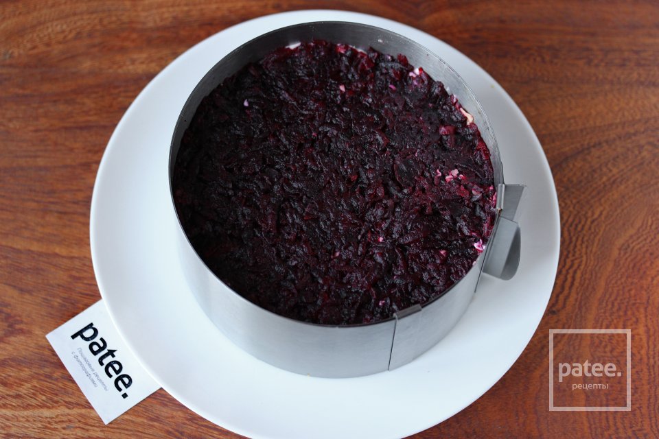 Слоёный салат с сельдью, сыром и свёклой - Шаг 10