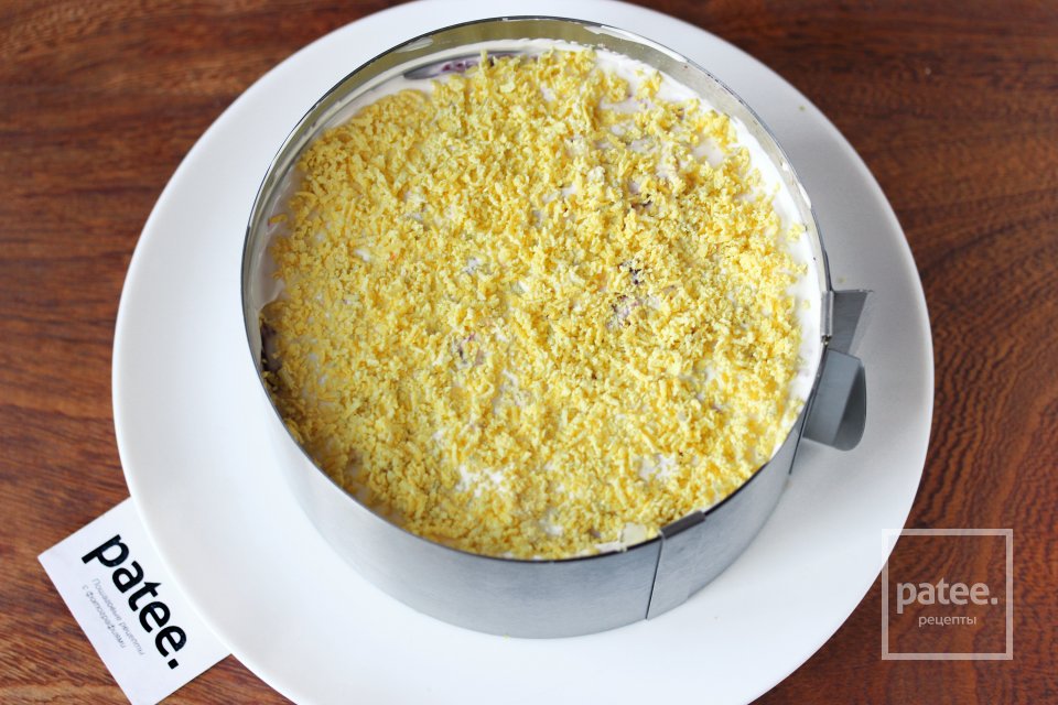 Слоёный салат с сельдью, сыром и свёклой - Шаг 12