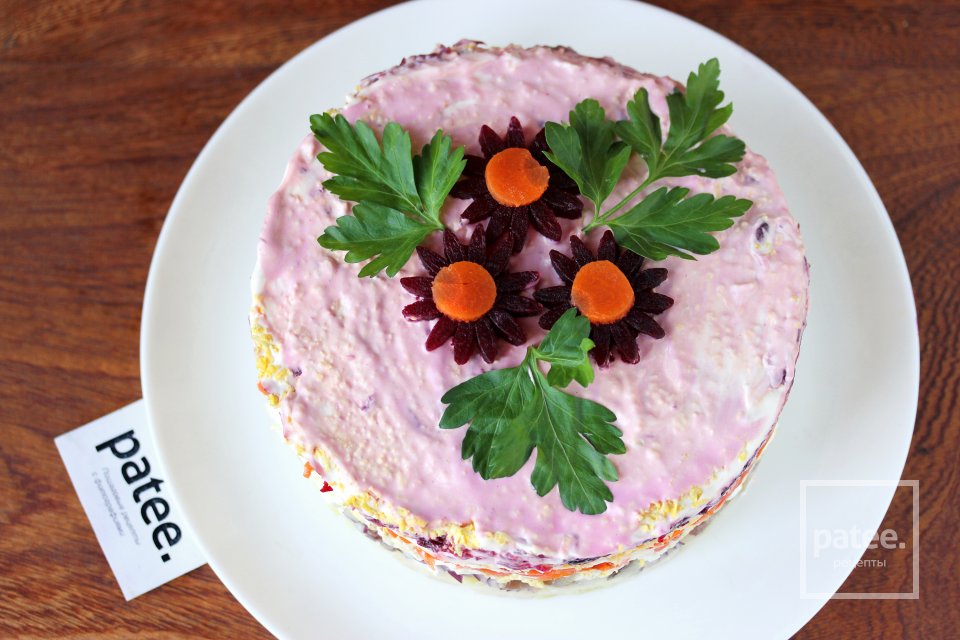 Слоёный салат с сельдью, сыром и свёклой - Шаг 14