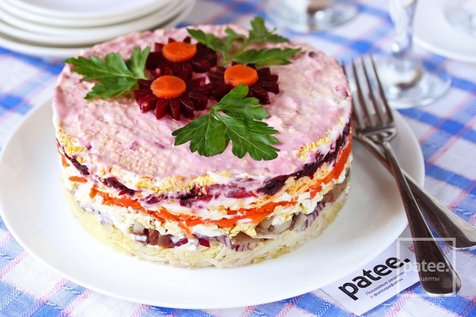 Слоёный салат с сельдью, сыром и свёклой - Шаг 16