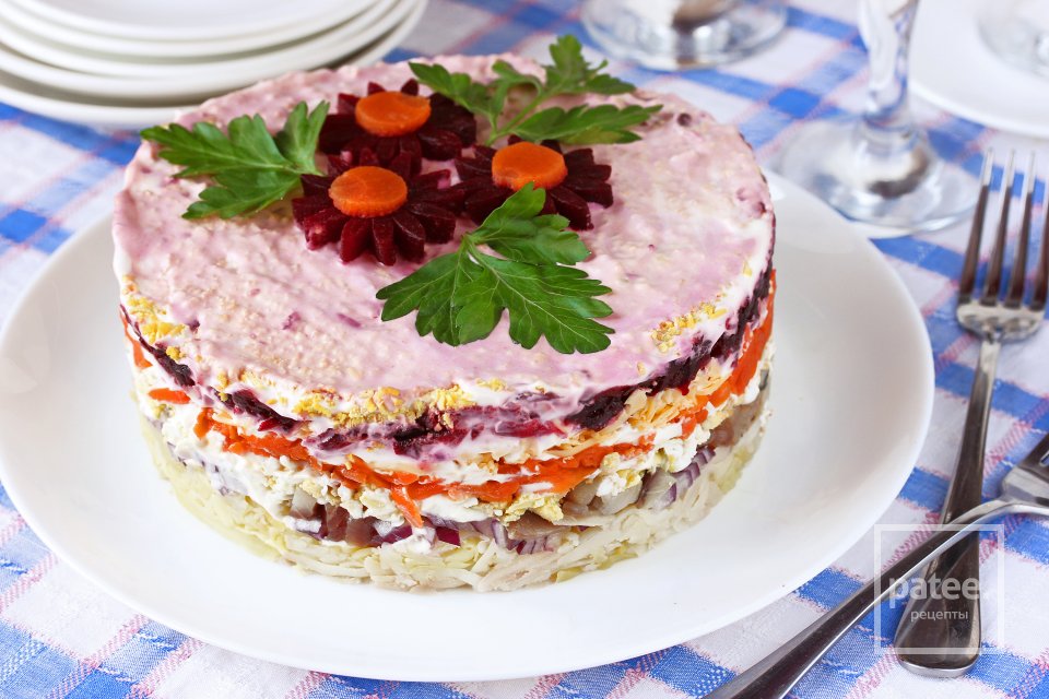 Слоёный салат с сельдью, сыром и свёклой - Шаг 17