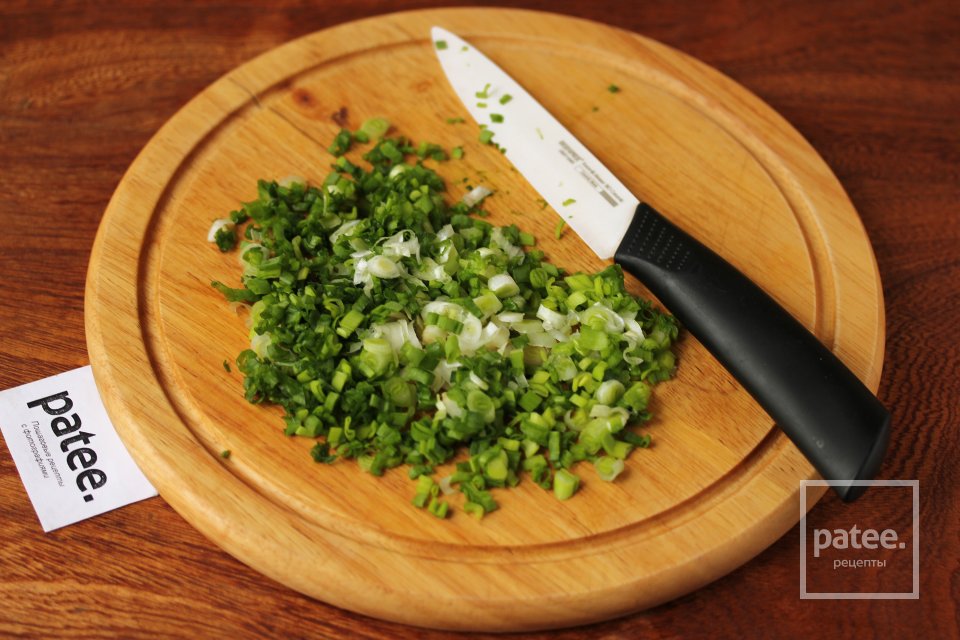 Окрошка на сметане с колбасой - Шаг 7