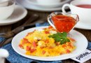 Омлет с колбасой и моцареллой в мультиварке
