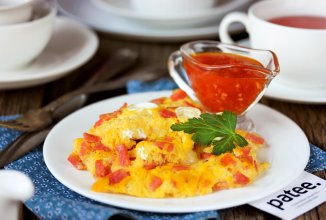 Омлет с колбасой и моцареллой в мультиварке