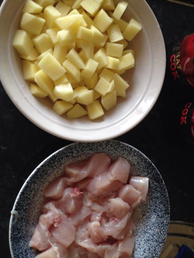 Тушеная курочка с картофелем в горшочке - Шаг 1