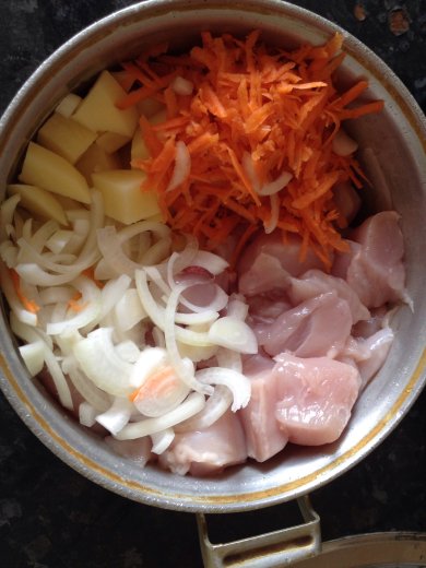 Тушеная курочка с картофелем в горшочке - Шаг 3