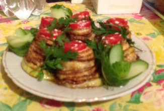 Жареные кабачки под помидорным соусом