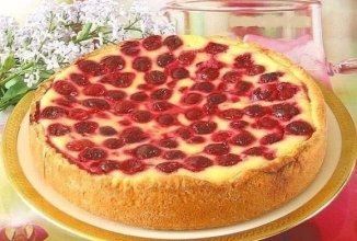 Пирог-сметанник с ягодами