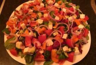 Салат греческий с рукколой и листьями молодой свеклы