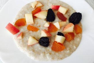 Овсяная каша с курагой, черносливом, яблоком🍏