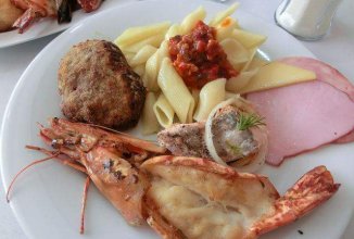 Креветки с макаронами