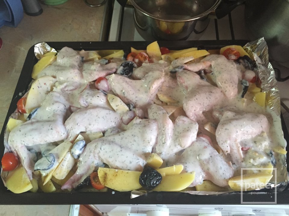 Куриные крылышки маринованные в кефире, запеченные с картошечкой,черносливом и томатами Черри. - Шаг 4