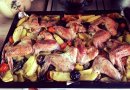 Куриные крылышки маринованные в кефире, запеченные с картошечкой,черносливом и томатами Черри.
