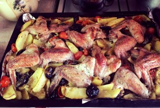 Куриные крылышки маринованные в кефире, запеченные с картошечкой,черносливом и томатами Черри.