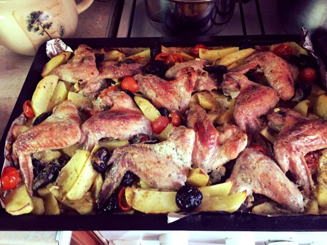 Куриные крылышки маринованные в кефире, запеченные с картошечкой,черносливом и томатами Черри.