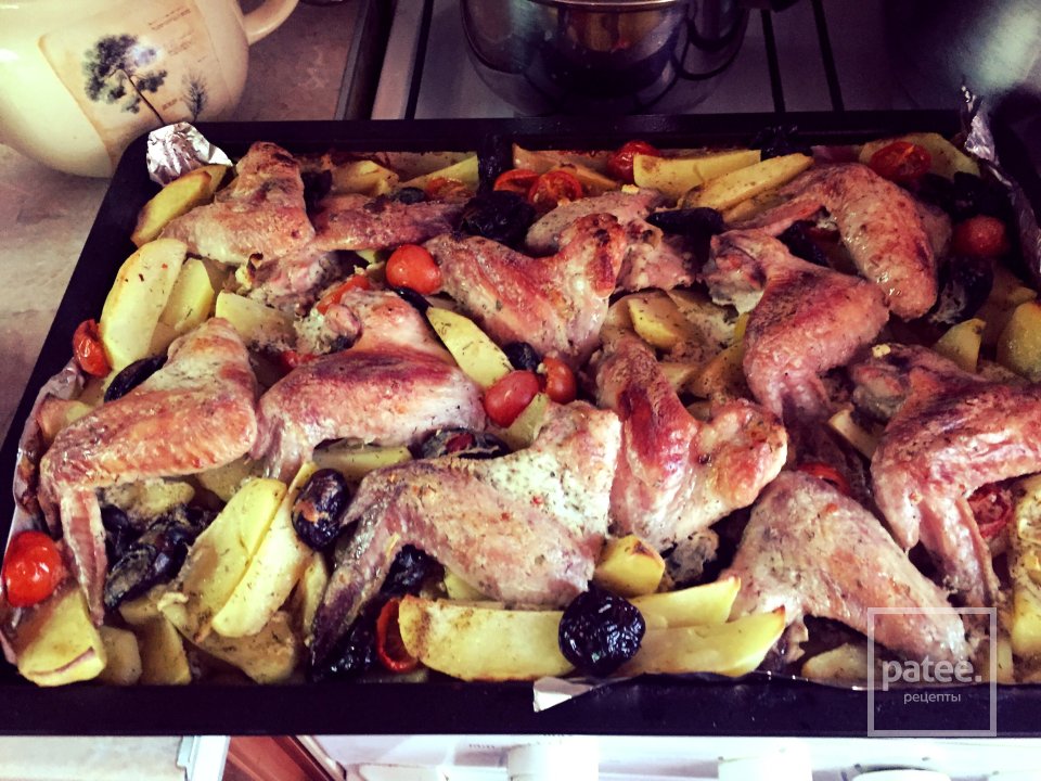 Куриные крылышки маринованные в кефире, запеченные с картошечкой,черносливом и томатами Черри. - Шаг 5
