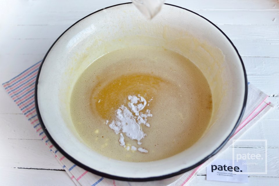 Шоколадный торт медовик с черносливом - Шаг 8