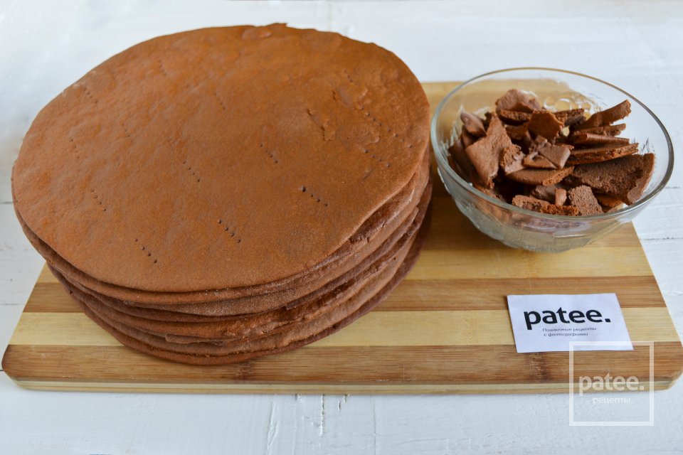 Шоколадный торт медовик с черносливом - Шаг 16