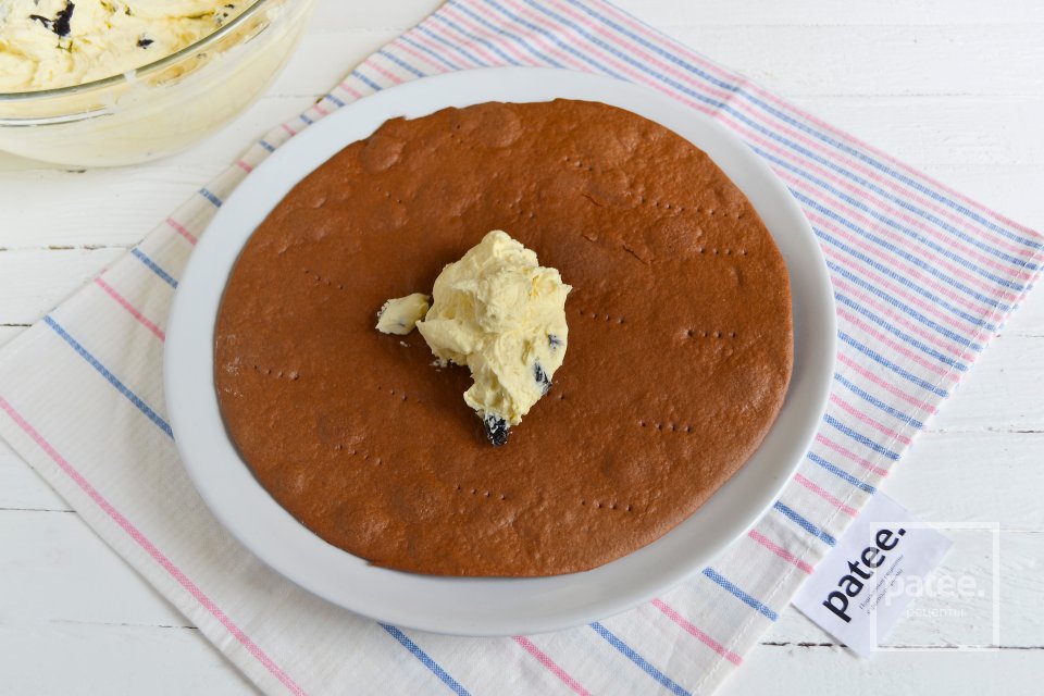 Шоколадный торт медовик с черносливом - Шаг 20