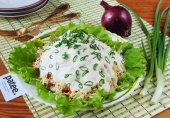 Салат из свинины с маринованным  луком и сыром