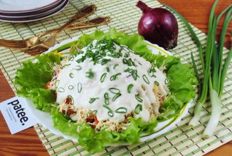 Салат из свинины с маринованным  луком и сыром