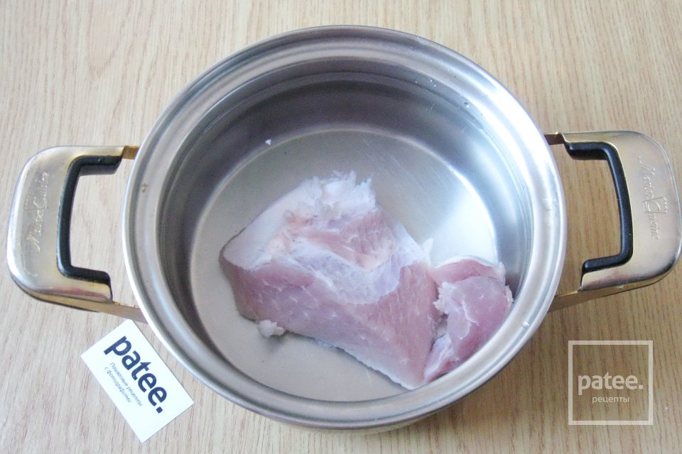 Салат из свинины с маринованным  луком и сыром - Шаг 2