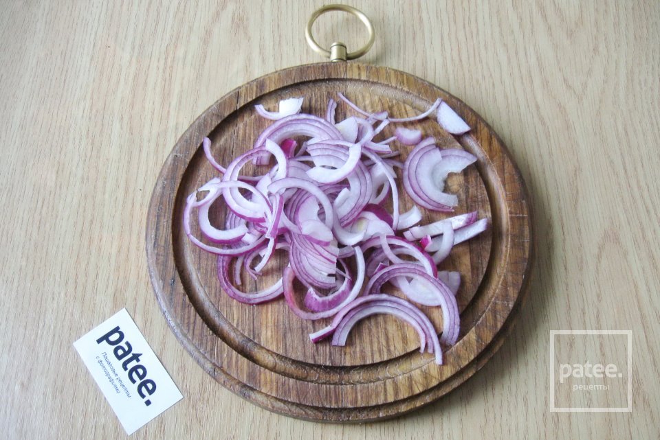 Салат из свинины с маринованным  луком и сыром - Шаг 6