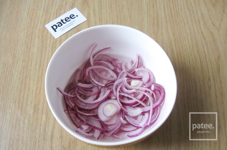 Салат из свинины с маринованным  луком и сыром - Шаг 7