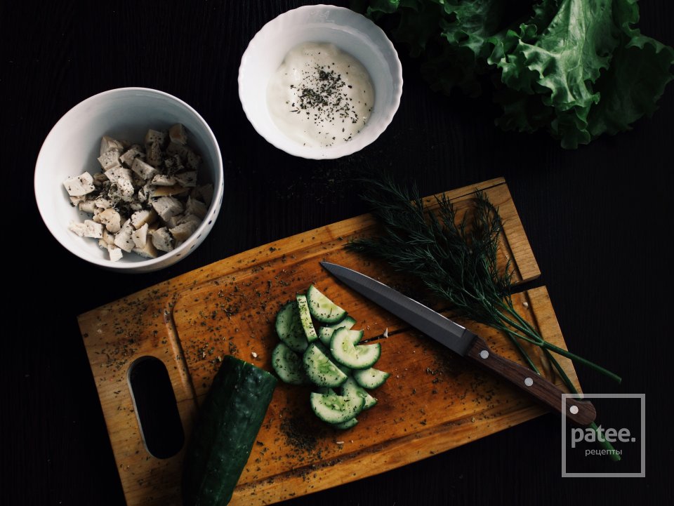 Легкий низкокаллорийный салат с курицей - Шаг 1