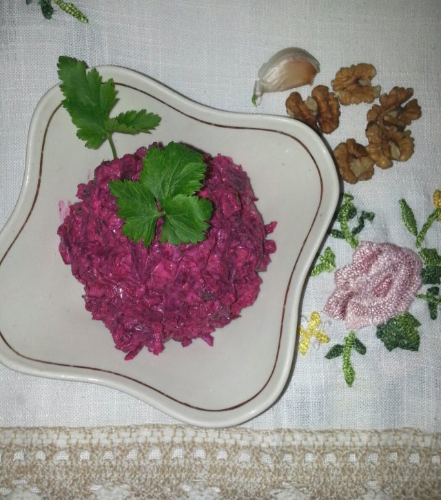 Салат бурачный с грецкими орехами