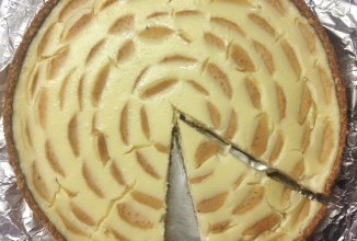 Творожный пирог с грушей и арахисовой пастой